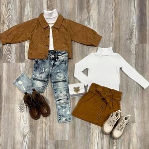 What a perfect brother sister collaboration👫🏽 Matching holiday casual wear!!